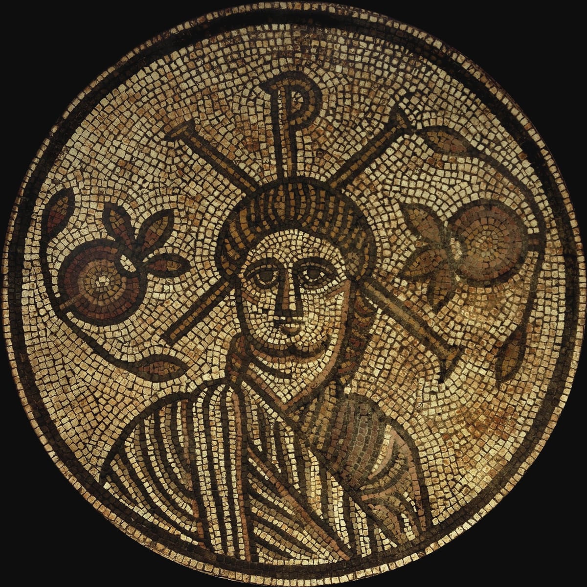Cabeza de Cristo con el monograma Chi-Rho detrás, roundel central del mosaico de Hinton St Mary (Britania romana), siglo IV. Todavía imberbe, con rasgos idealizados de tipo clásico. Uno de los primeros rostros de Jesús del arte occidental.