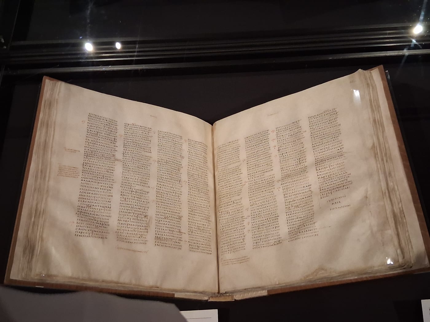 El Códice Sinaítico, expuesto en la Biblioteca Británica. Copiado hacia mediados del s. IV —una o dos generaciones después del Concilio de Nicea (325)—, es, junto con el Códice Vaticano, uno de los dos manuscritos más antiguos de la Biblia cristiana completa: el tipo de libro en que la corriente nicena fijó su canon.