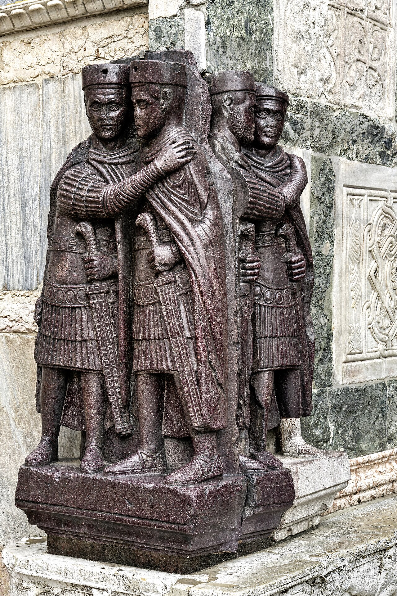 Grupo de pórfido de los cuatro tetrarcas, hacia el año 300, hoy en la basílica de San Marcos de Venecia. Se interpreta habitualmente como imagen del reparto del poder imperial entre cuatro gobernantes (la Tetrarquía); no muestra la persecución ni a un perseguidor concreto.