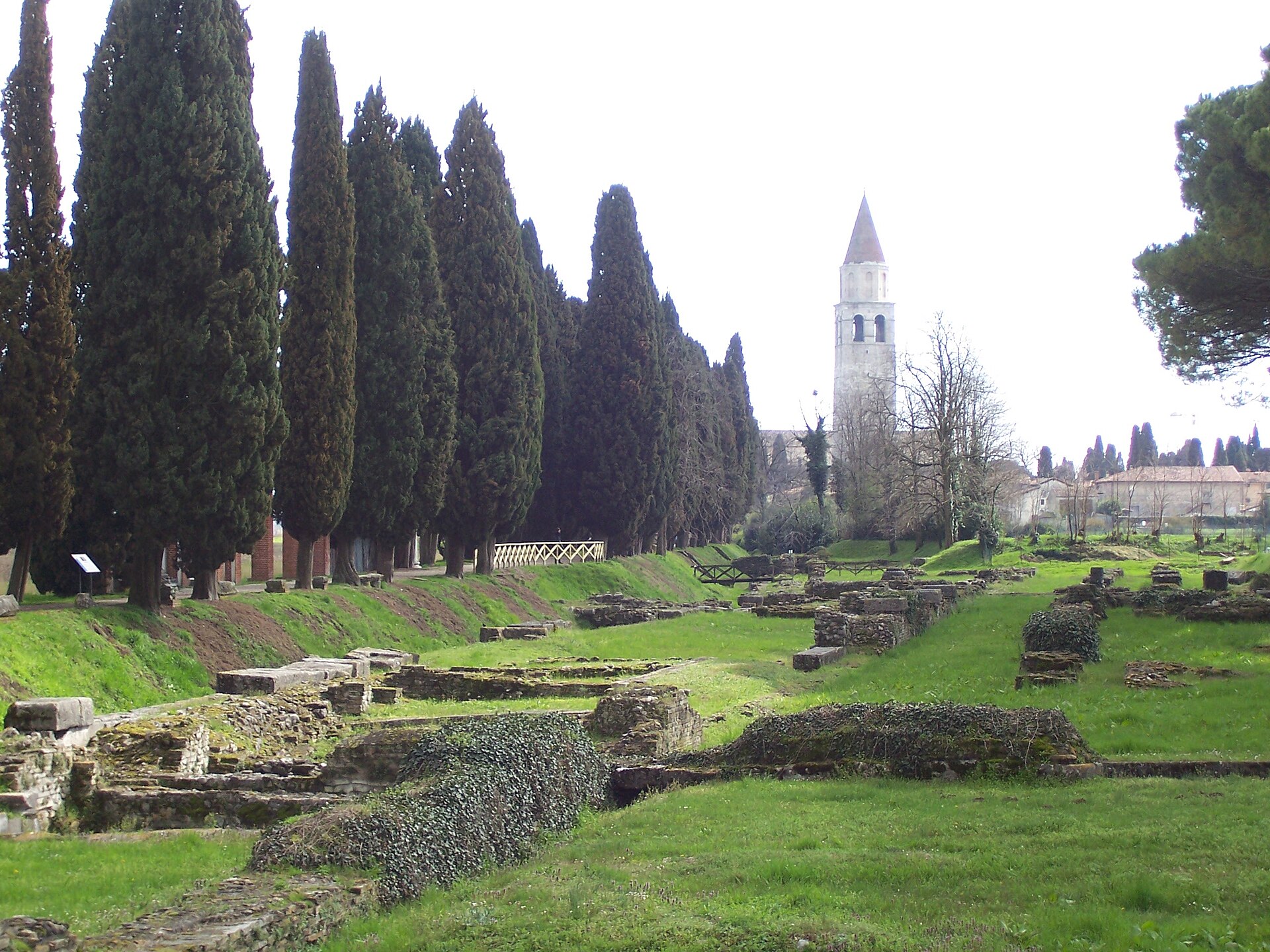 Restos del puerto fluvial de Aquileia (Italia), con el campanario de la basílica al fondo. Según el resumen de Haas, Galeno estuvo en Aquileia durante un brote entre las tropas en el invierno de 168-169. La fotografía muestra el lugar actual, no el brote.