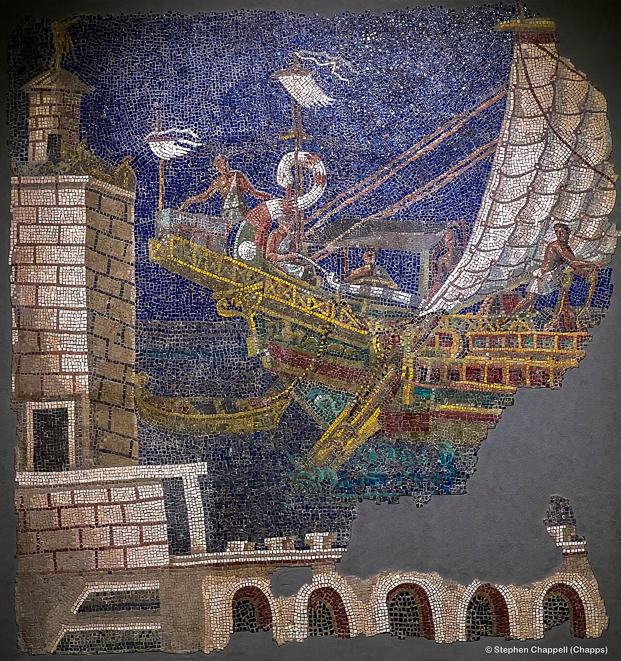 Mosaico romano hallado en Roma en 1876 que muestra la salida de un barco del puerto de Alejandría, con su faro y los arcos de los astilleros (Museos Capitolinos). Ilustra la ciudad en la que escribió Dionisio; su fecha no consta en la ficha consultada y no muestra el estado de la ciudad durante la epidemia.