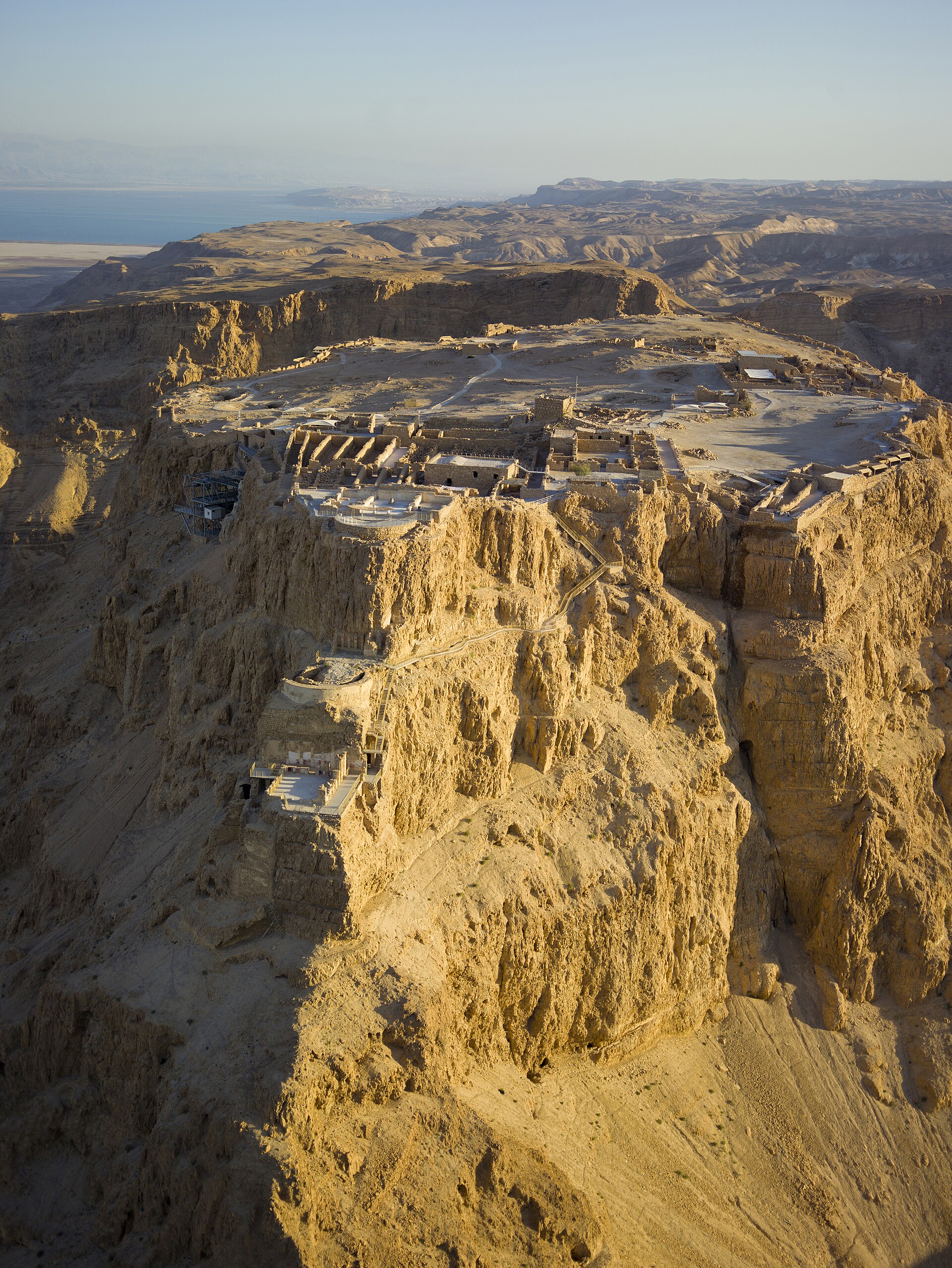 Vista aérea de Masada, la meseta rocosa sobre el desierto de Judea. La fotografía muestra el emplazamiento actual de la fortaleza; no reconstruye el asedio que Josefo describe.