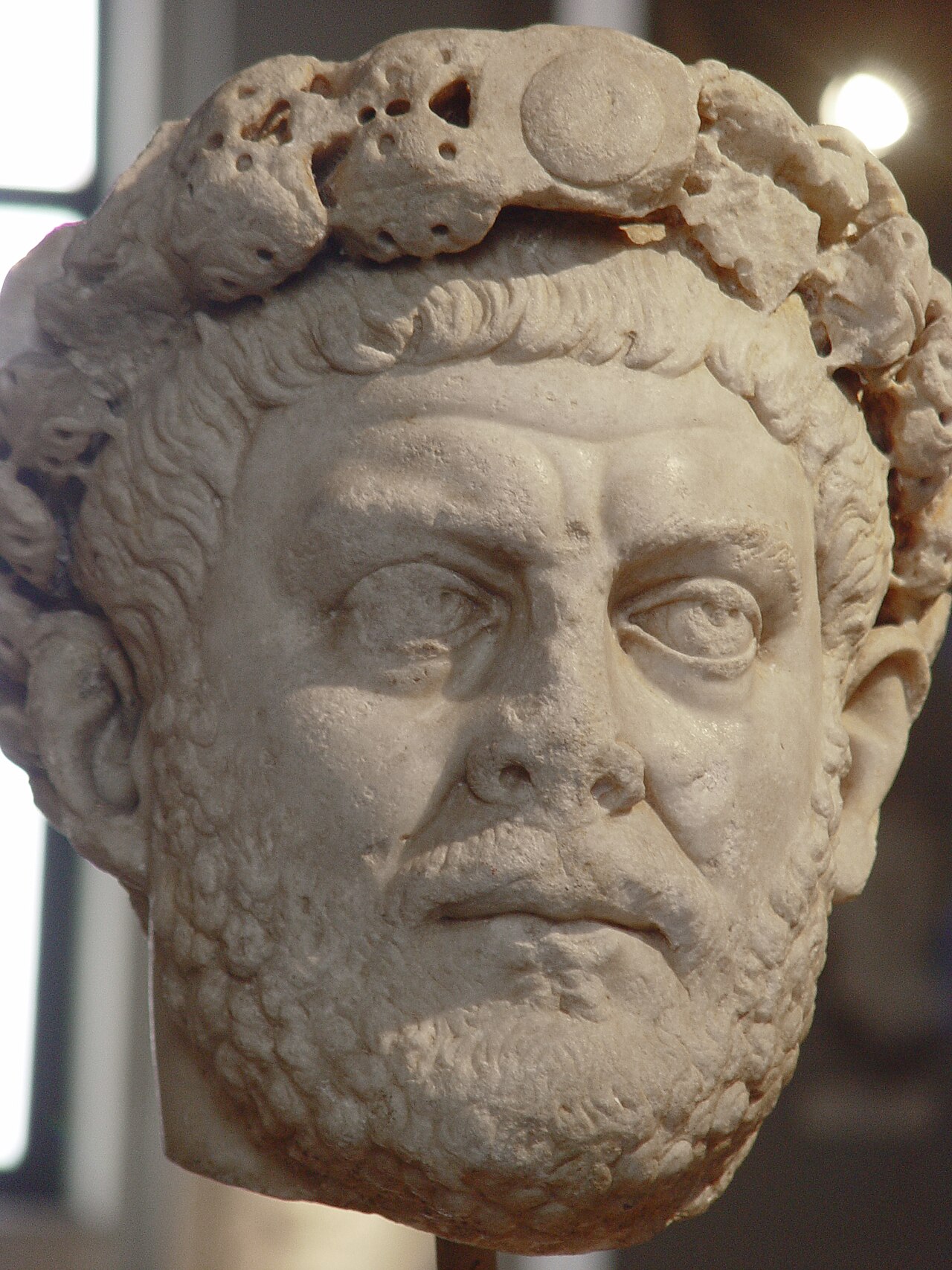Busto de Diocleciano procedente de Nicomedia (İzmit), Museos Arqueológicos de Estambul, de finales del siglo III. Retrato escultórico del emperador cuya capital fue la ciudad donde comenzó la persecución de 303.