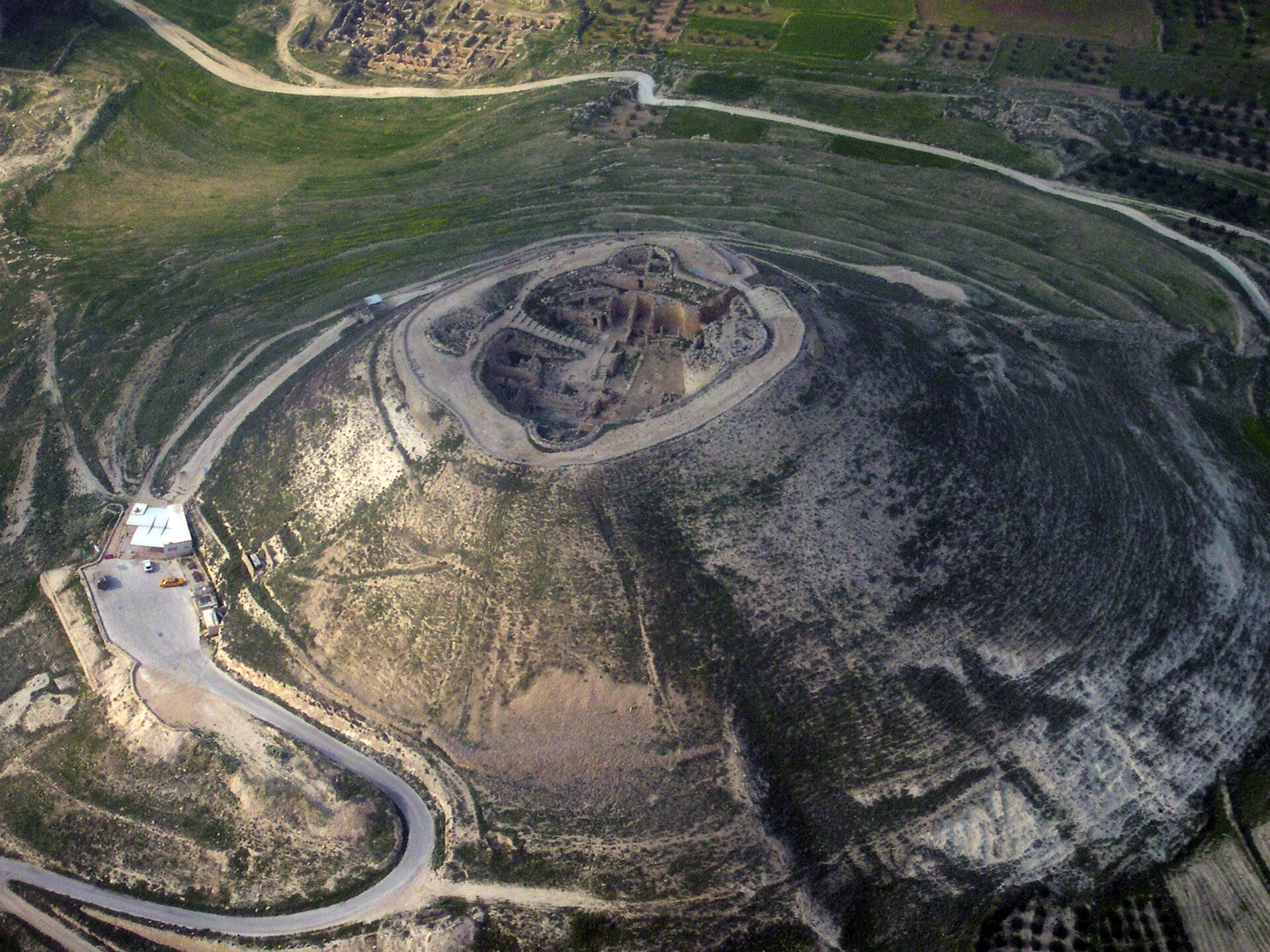 Vista aérea del Herodión, la fortaleza-palacio cercana a Belén que Josefo dice que Herodes eligió como sepultura (Antigüedades 17.8.3). La fotografía muestra el sitio actual.