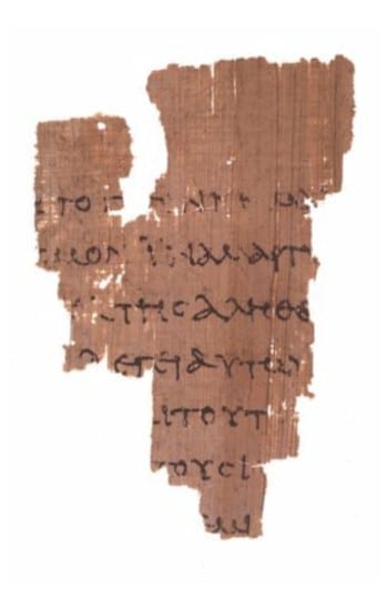 Papiro Rylands P52 (verso), el fragmento de manuscrito del Nuevo Testamento más antiguo conservado, con versos de Juan 18. Fotografiado en 1920 por el papirólogo Bernard Grenfell; conservado en la John Rylands Library, Universidad de Mánchester.